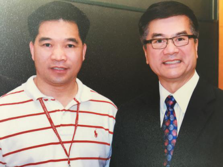 郭續(xù)長董事長與駱家輝（美國駐華前大使）合影